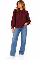 Camisa burdeos de mujer con cuello mao y volante delantero
