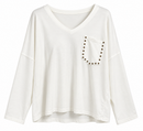 Sudadera blanca de mujer de algodón con cuello pico y bolsillo con tachuelas plateadas