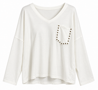Sudadera blanca de mujer de algodón con cuello pico y bolsillo con tachuelas plateadas