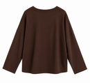 Sudadera marrón chocolate de mujer de algodón con cuello pico y bolsillo con tachuelas plateadas