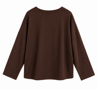 Sudadera marrón chocolate de mujer de algodón con cuello pico y bolsillo con tachuelas plateadas