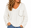 Sudadera blanca de mujer de algodón con cuello pico y bolsillo con tachuelas plateadas
