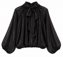 Blusa satinada negra de mujer con cuello perkins y manga abullonada