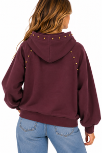 Sudadera de mujer color borgoña con capucha y tachuelas doradas