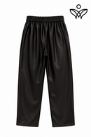 Pantalón de polipiel negro de corte recto con bolsillos