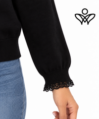 Jersey negro de punto suave con puntilla en cuello y puños