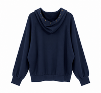 Sudadera de mujer azul marino con capucha y tachuelas doradas