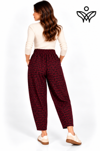 Pantalón balloon animal print burdeos con cintura elástica y bolsillos