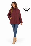 Parka corta burdeos con cuello mao, botones y bolsillos