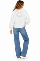 Sudadera de mujer blanca con capucha y tachuelas doradas