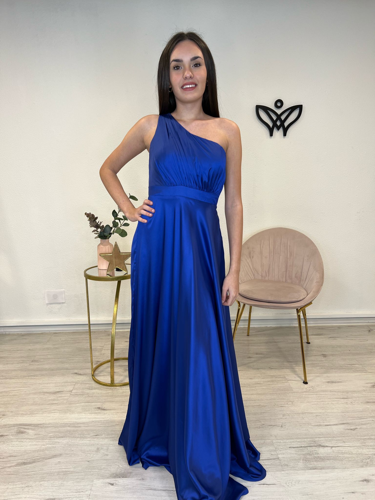 Vestido fiesta largo satinado asimétrico en azulón