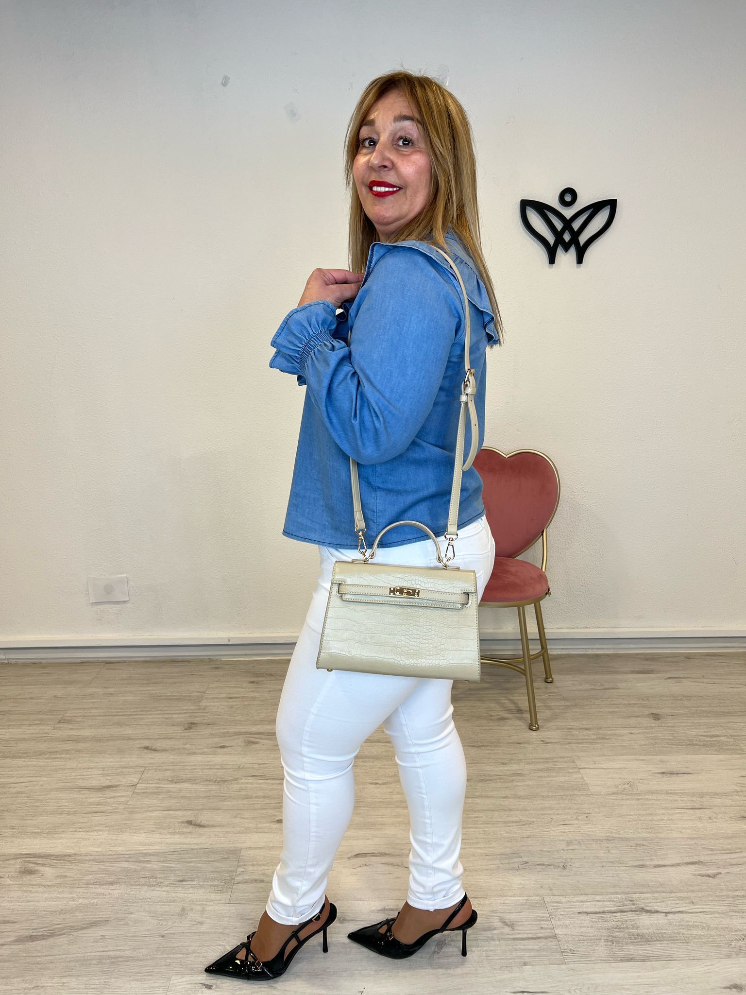 Bolso cuadrado cierre dorado imita a un bolso de Hermes en beis