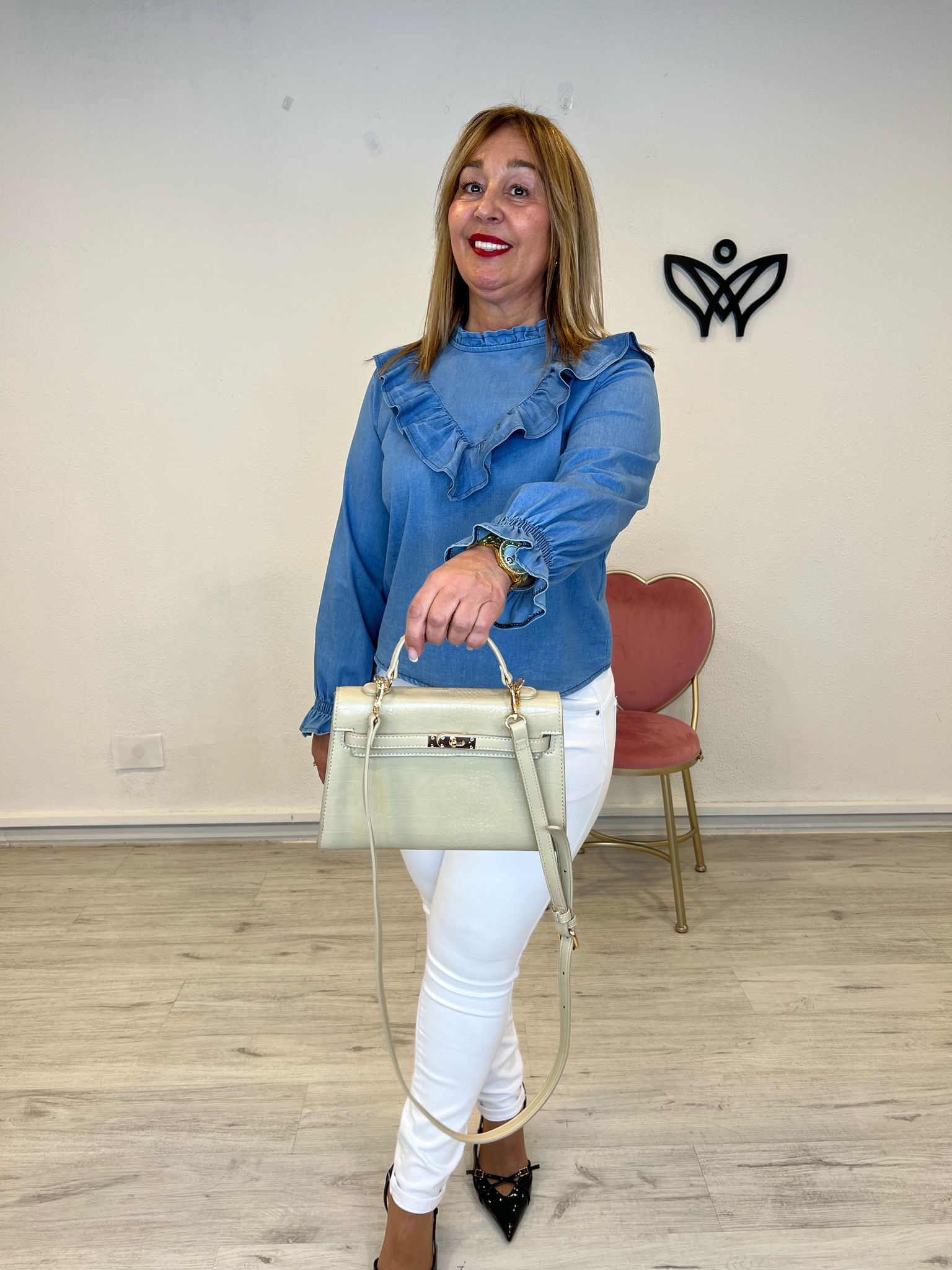 Bolso cuadrado cierre dorado imita a un bolso de Hermes en beis