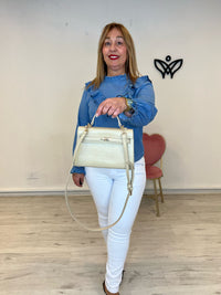 Bolso cuadrado cierre dorado imita a un bolso de Hermes en beis