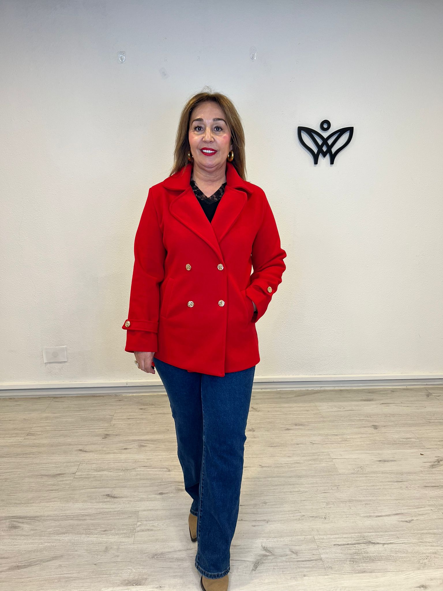 Abrigo chaquetón corto de paño forrado solapas rojo