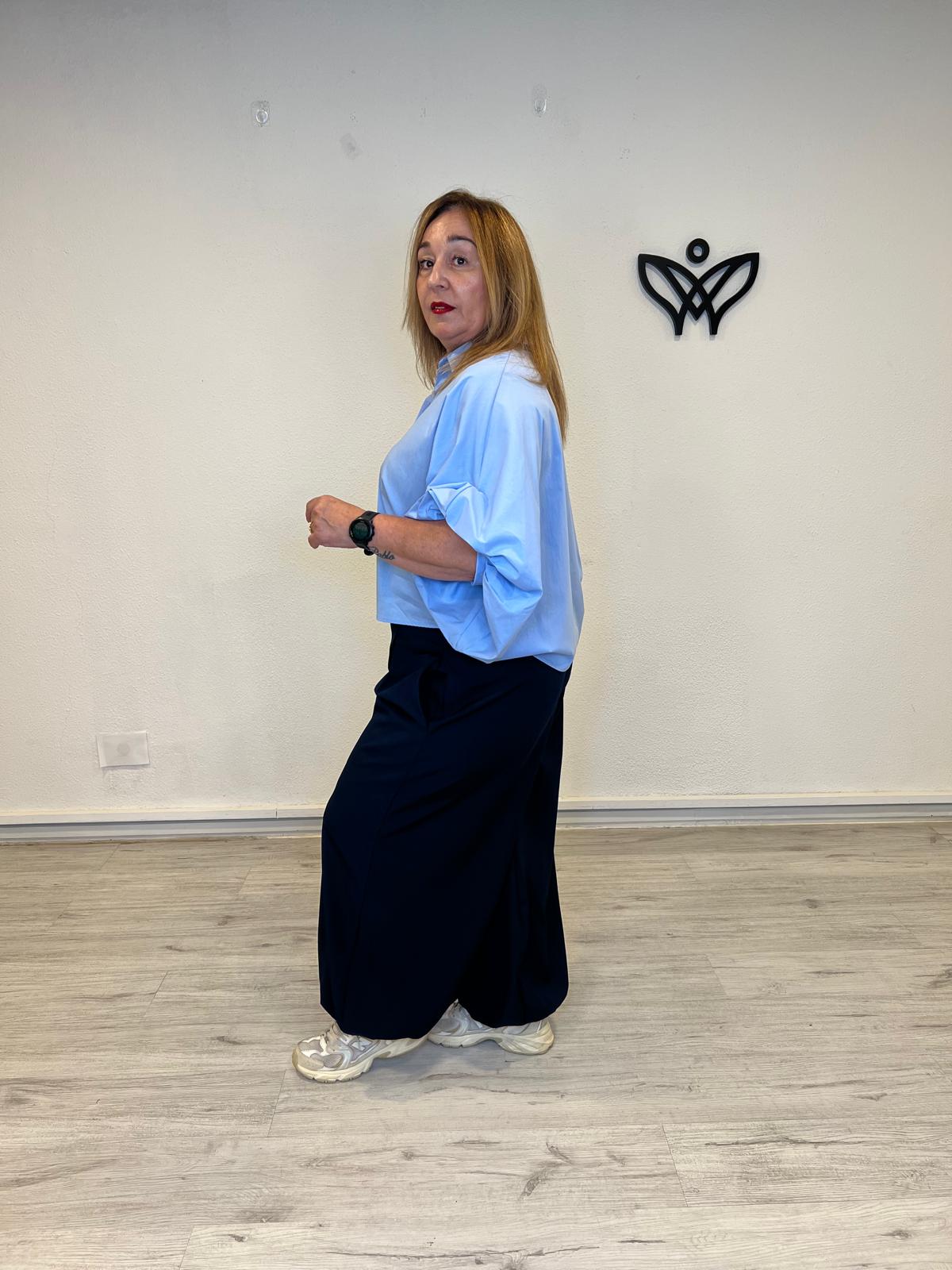 Camisa oversize azul claro con cuello camisero