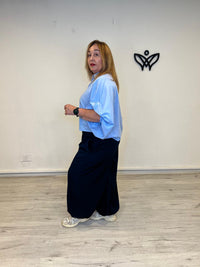 Camisa oversize azul claro con cuello camisero
