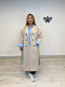 Gabardina oversize beige con forro de rayas azul claro