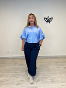 Camisa oversize azul claro con cuello camisero