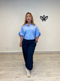 Camisa oversize azul claro con cuello camisero