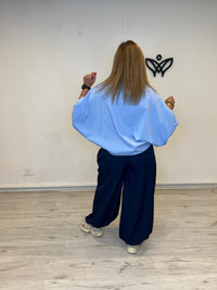 Camisa oversize azul claro con cuello camisero