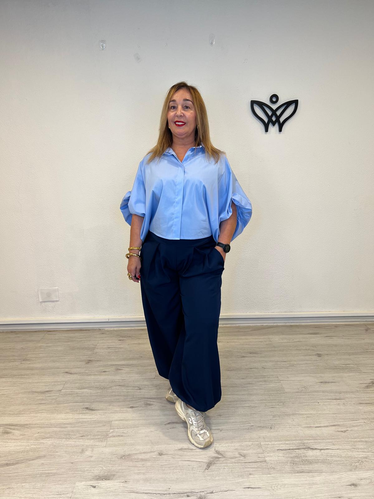 Camisa oversize azul claro con cuello camisero
