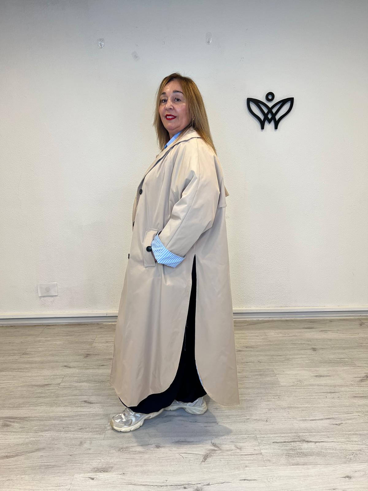 Gabardina oversize beige con forro de rayas azul claro