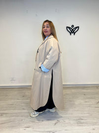 Gabardina oversize beige con forro de rayas azul claro