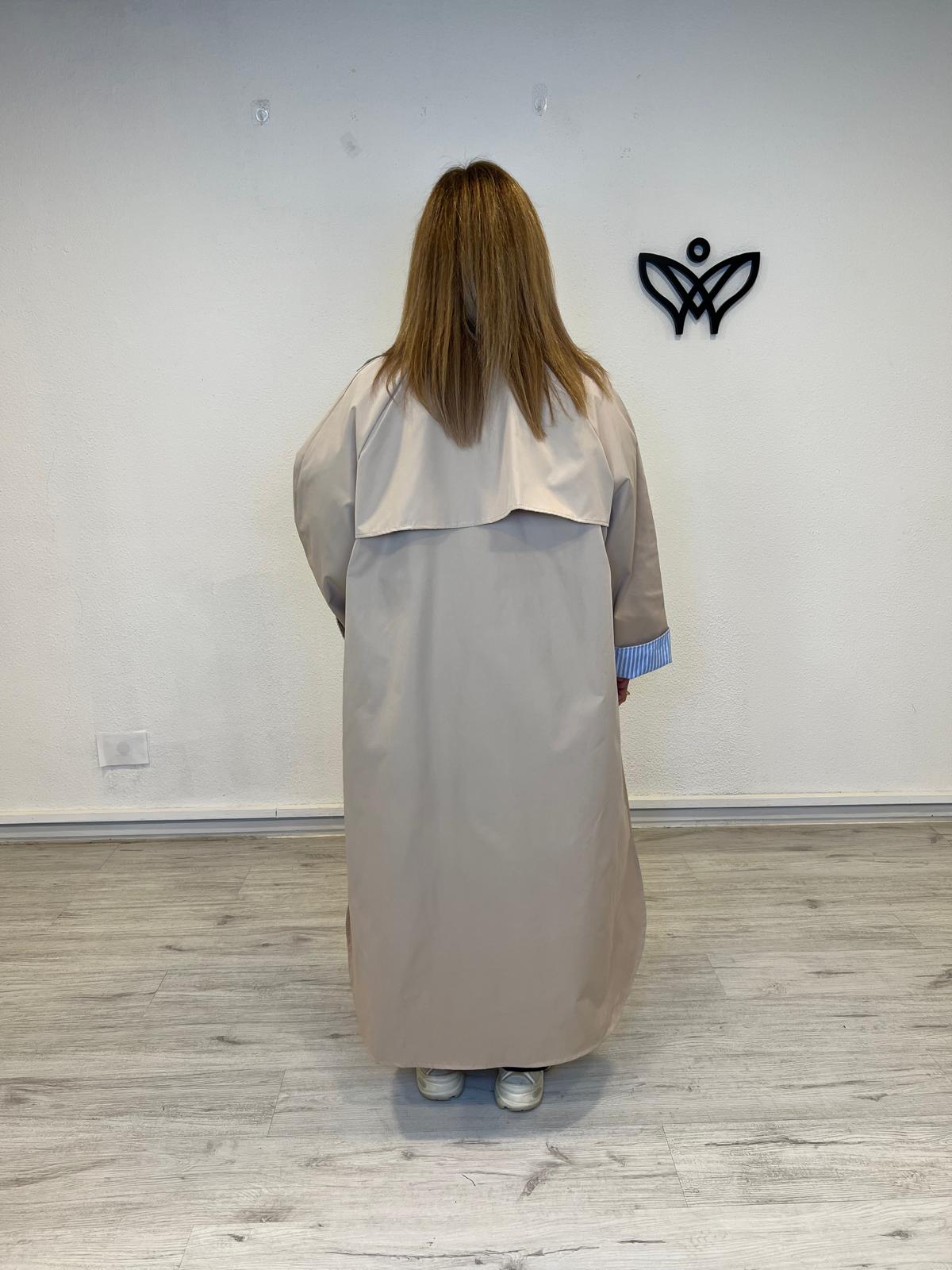 Gabardina oversize beige con forro de rayas azul claro