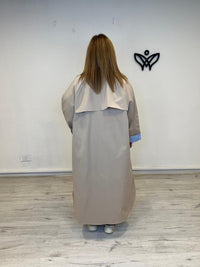 Gabardina oversize beige con forro de rayas azul claro