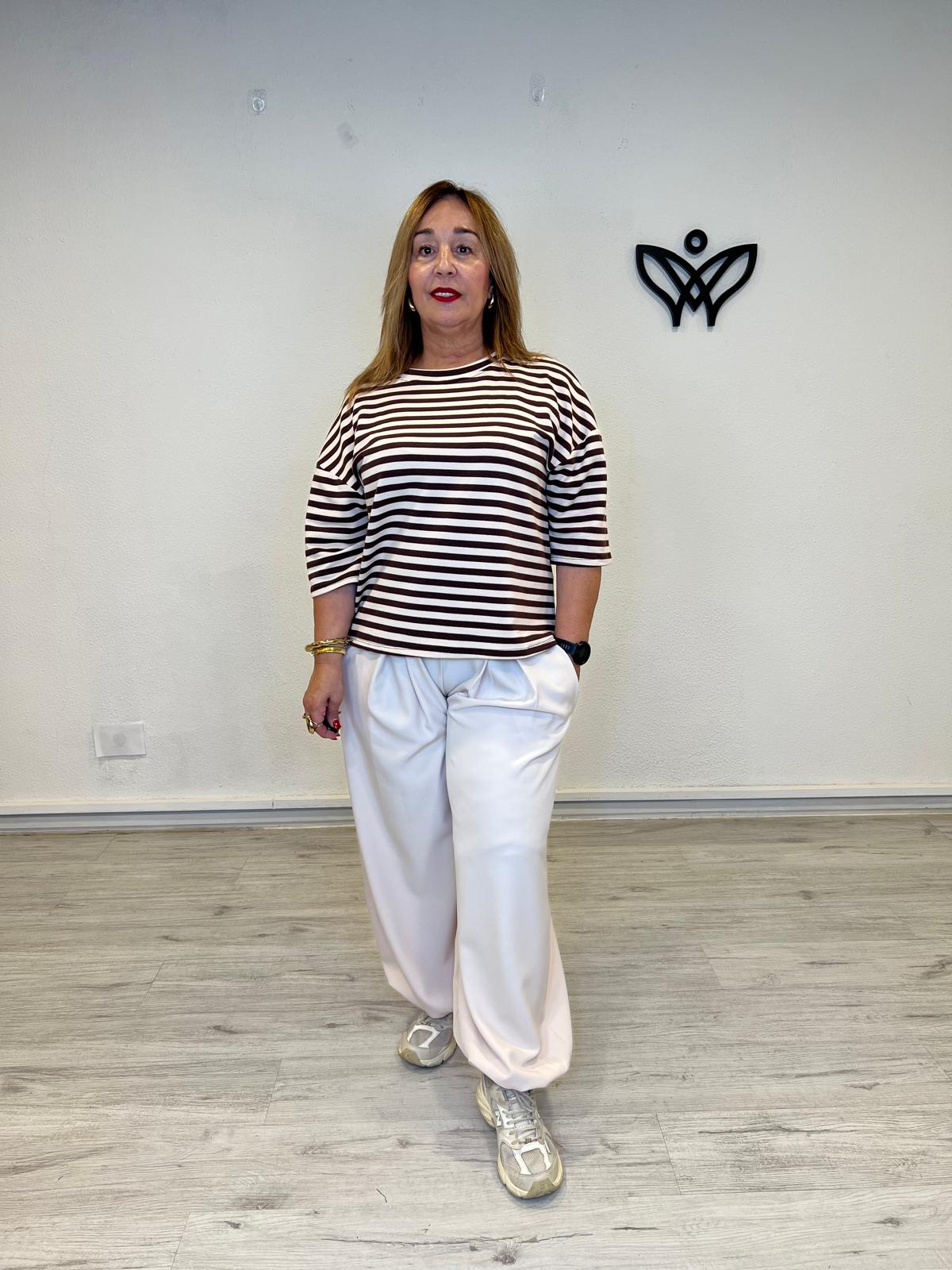 Sudadera de rayas beige y marrón de manga tres cuartos
