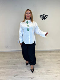 Camisa oversize blanca con broches verdes