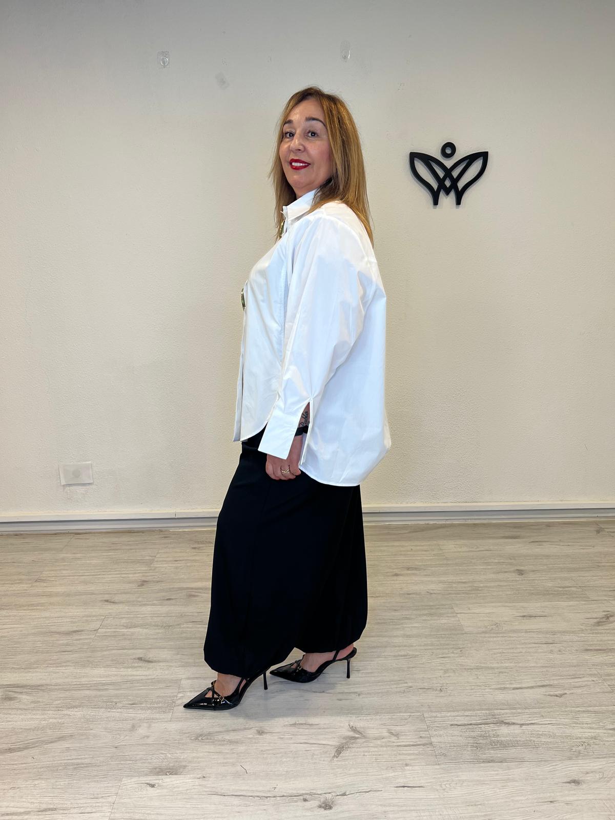 Camisa oversize blanca con broches verdes
