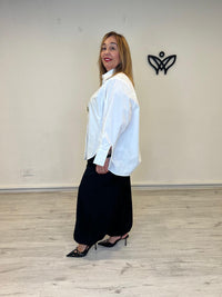Camisa oversize blanca con broches verdes