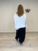 Camisa oversize blanca con broches verdes