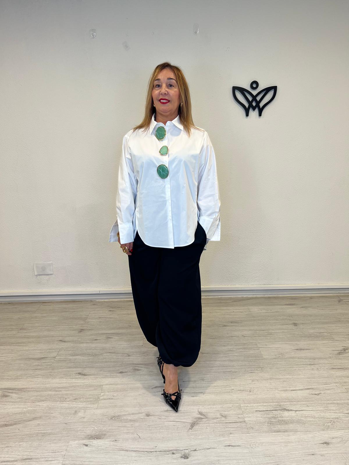 Camisa oversize blanca con broches verdes