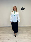 Camisa oversize blanca con broches verdes