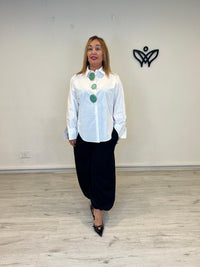 Camisa oversize blanca con broches verdes