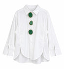 Camisa oversize blanca con broches verdes