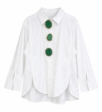 Camisa oversize blanca con broches verdes