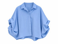 Camisa oversize azul claro con cuello camisero