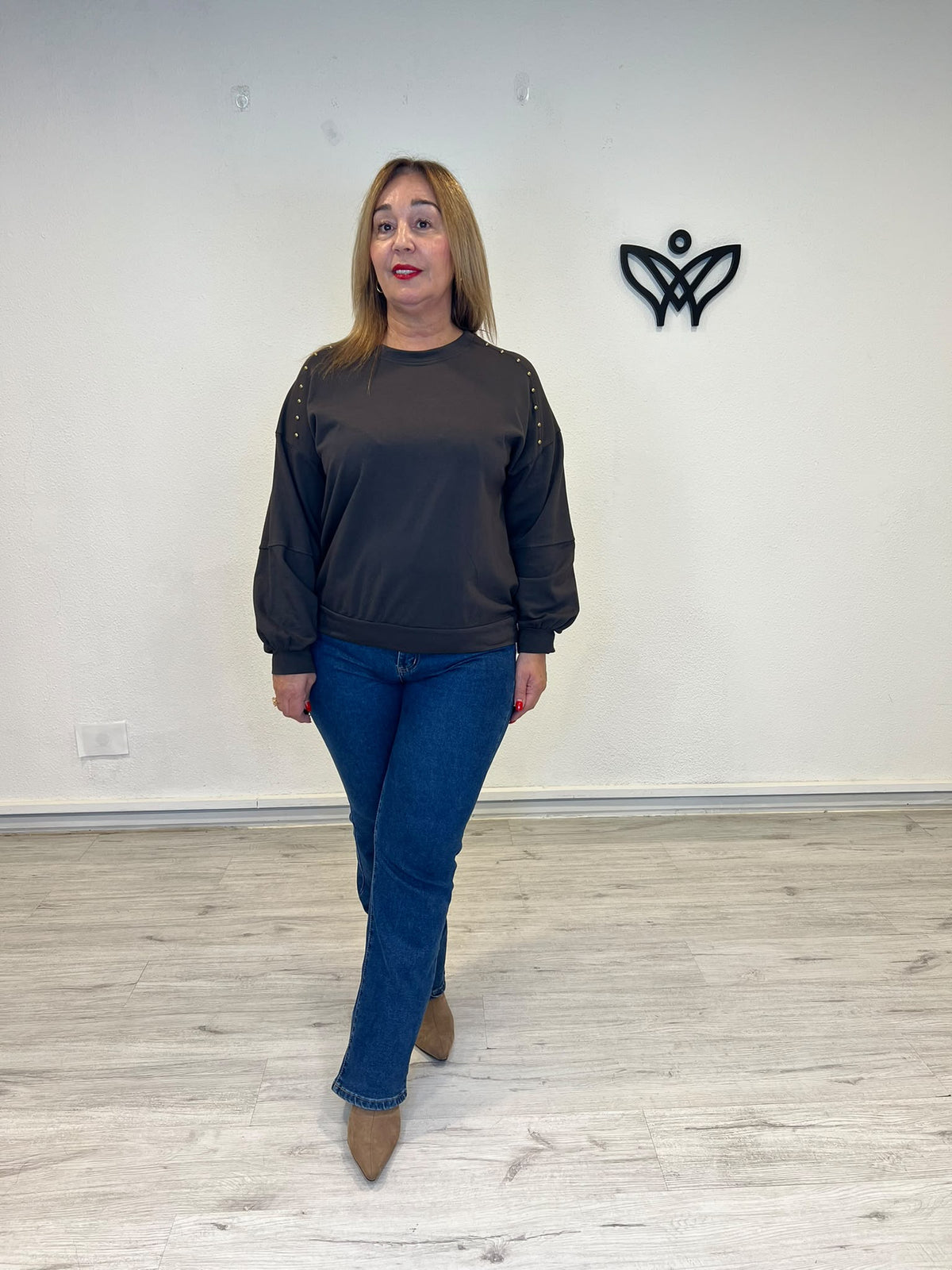 Sudadera de mujer marrón de algodón con tachuelas doradas