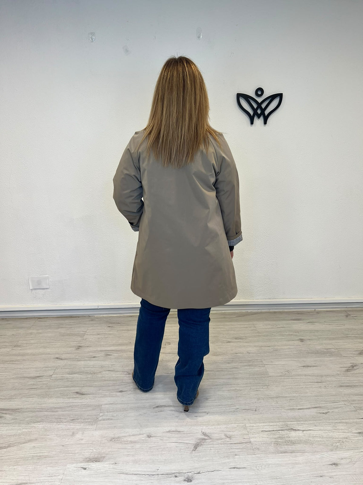 Trench gabardina beige de mujer con forro de cuadros vichy