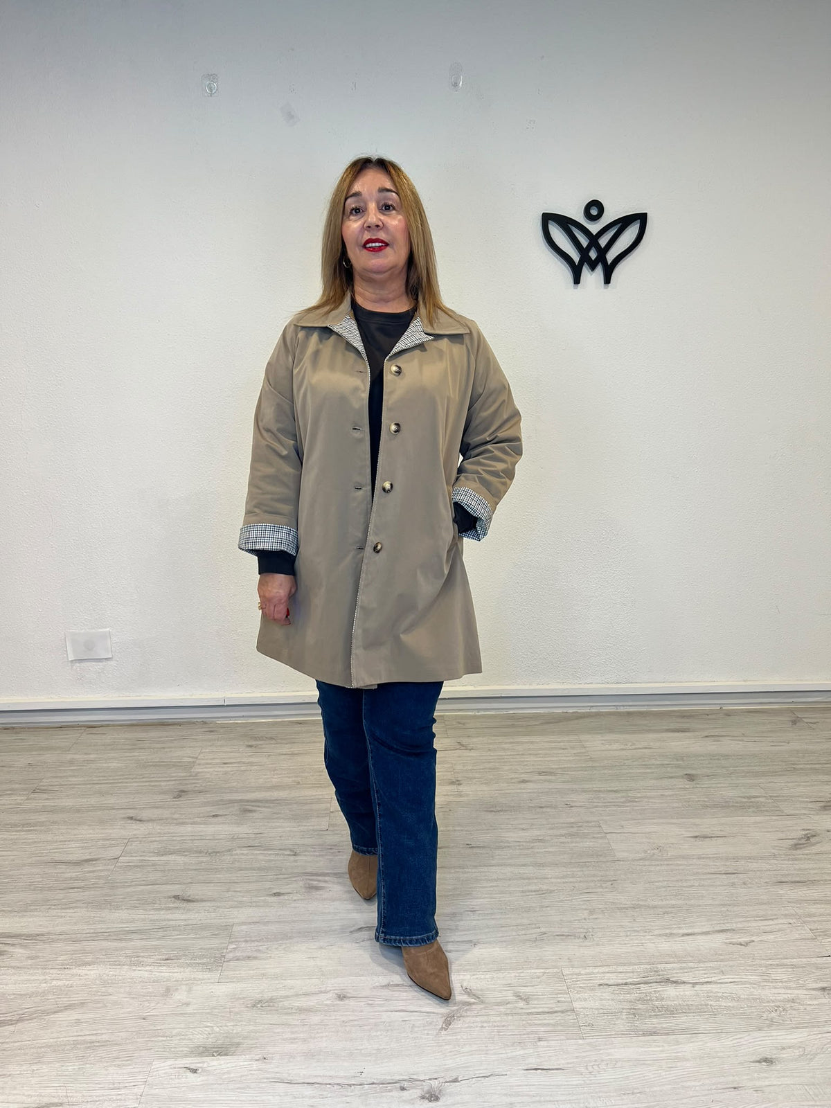 Trench gabardina beige de mujer con forro de cuadros vichy