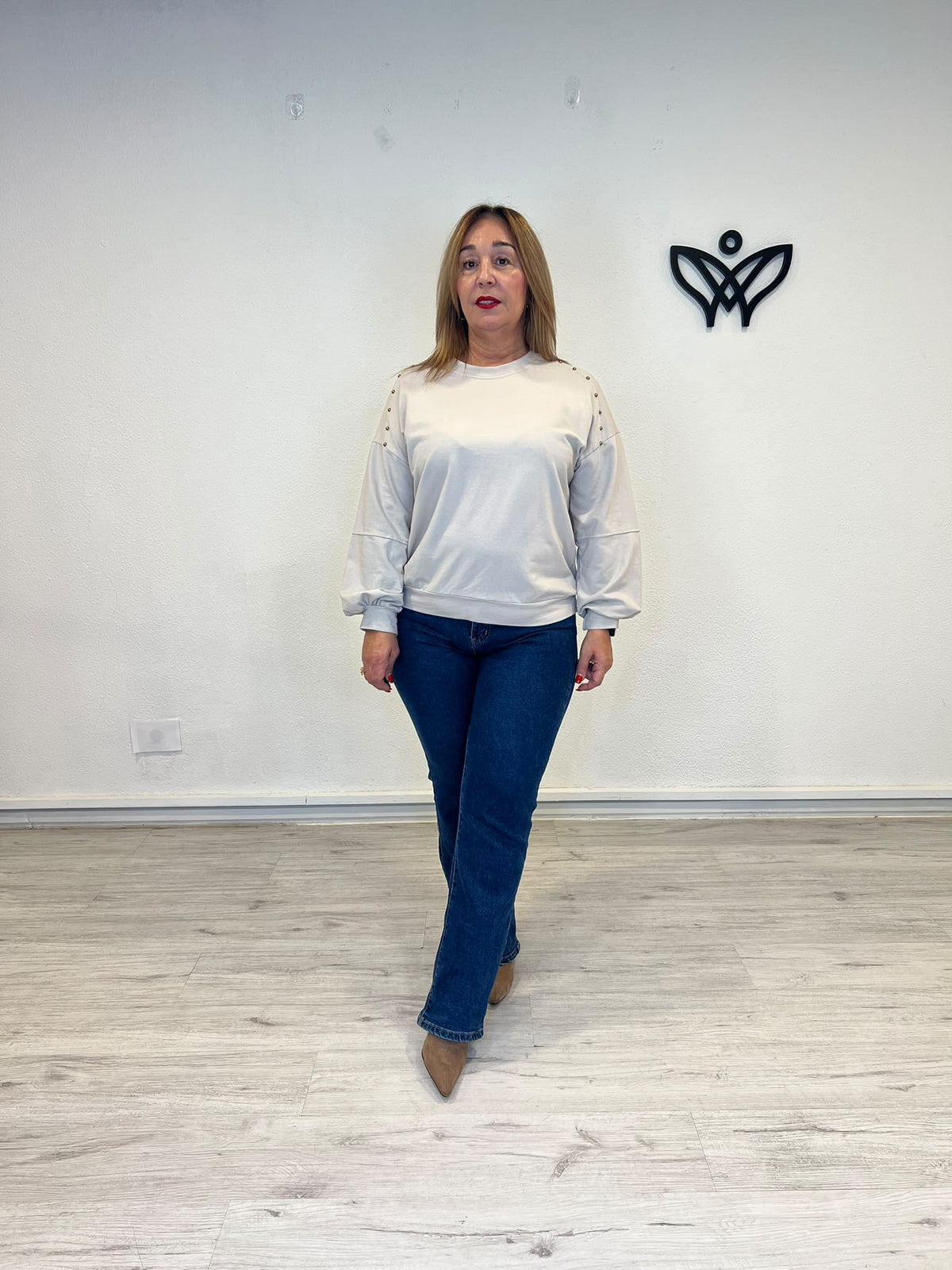 Sudadera de mujer beige con cuello redondo y detalle de tachuelas