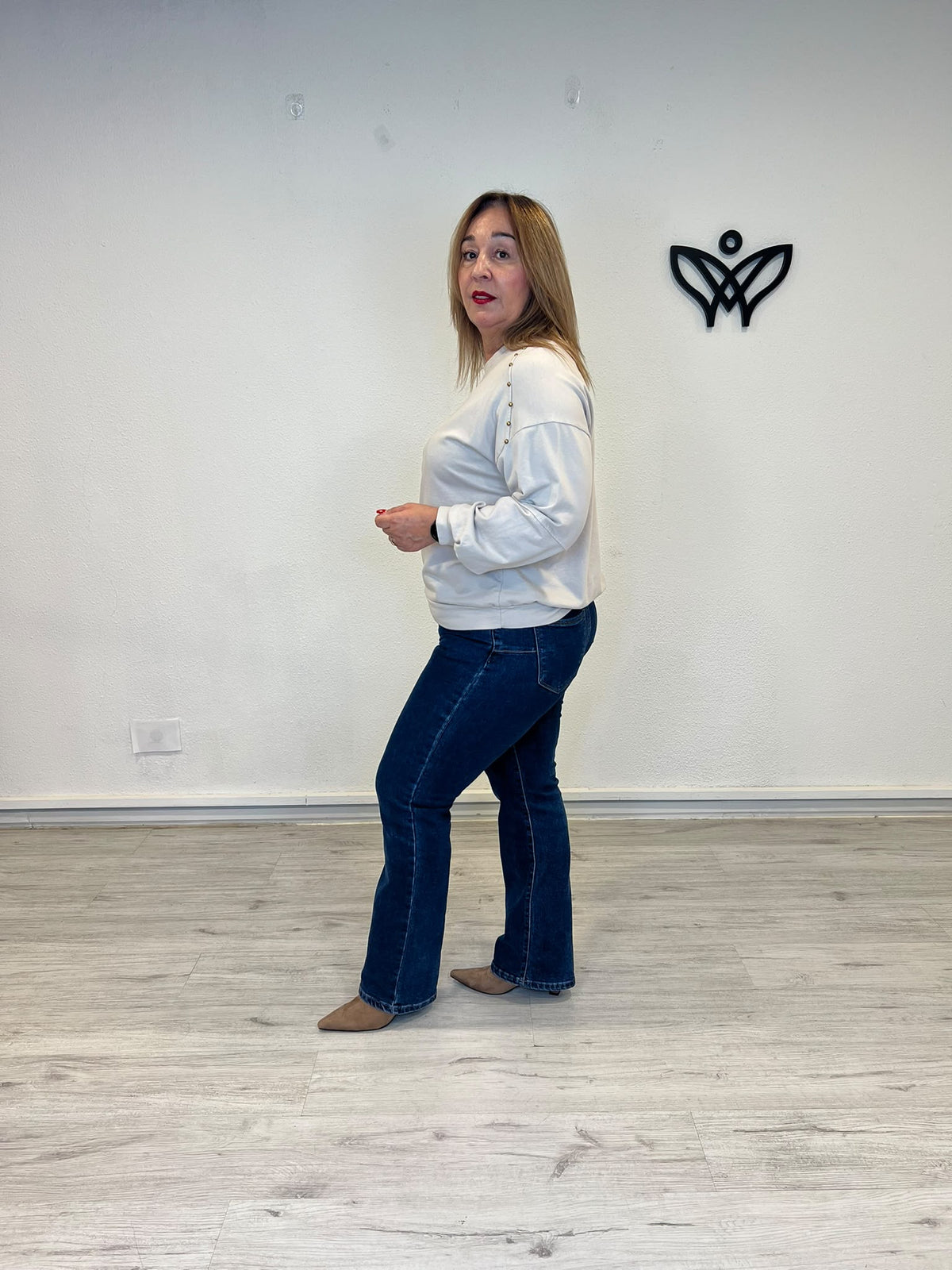Sudadera de mujer beige con cuello redondo y detalle de tachuelas