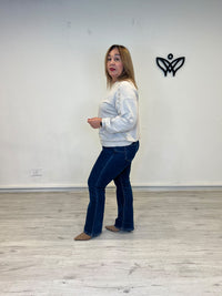 Sudadera de mujer beige con cuello redondo y detalle de tachuelas
