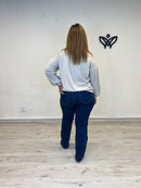 Sudadera de mujer beige con cuello redondo y detalle de tachuelas