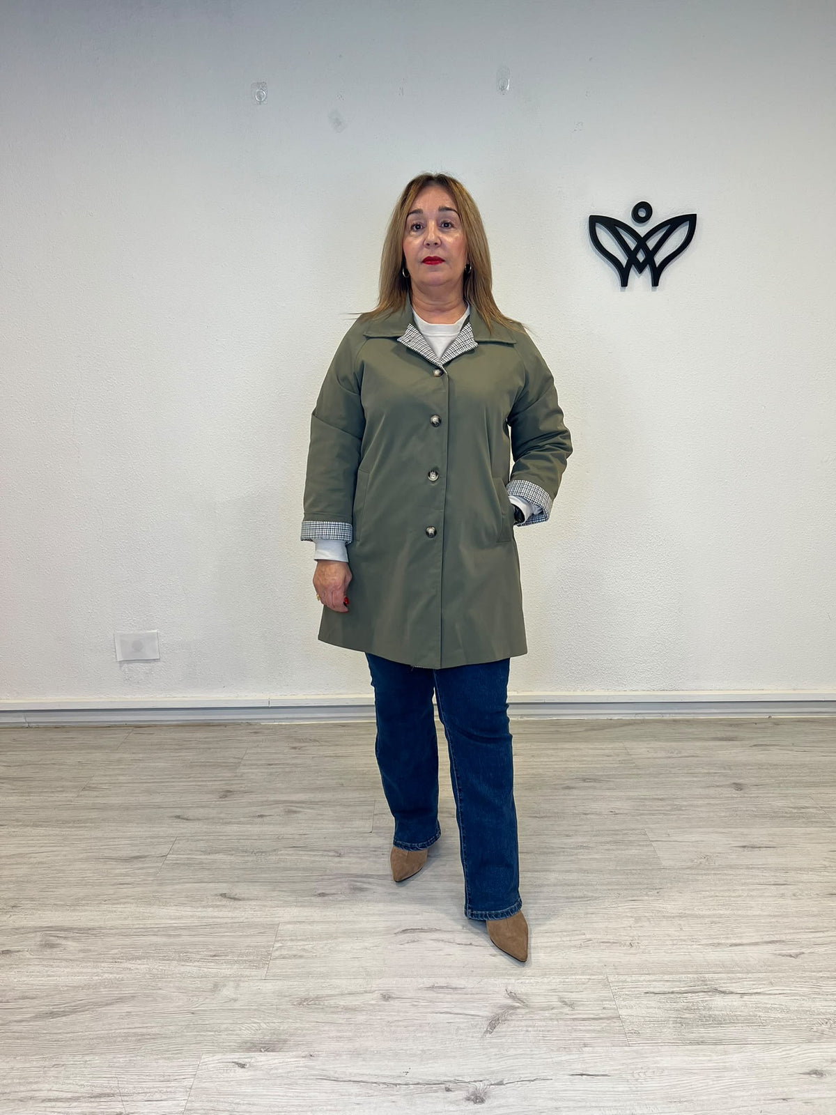 Trench parka de mujer verde militar con forro de cuadros vichy