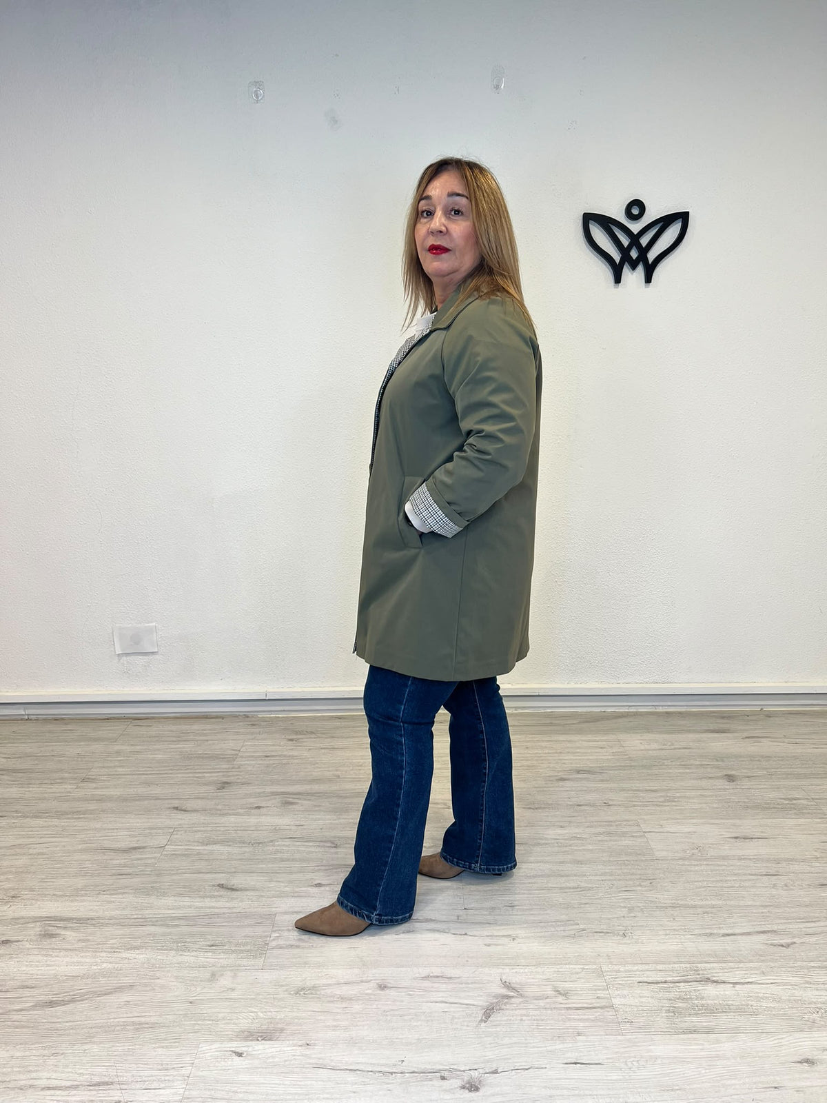Trench parka de mujer verde militar con forro de cuadros vichy